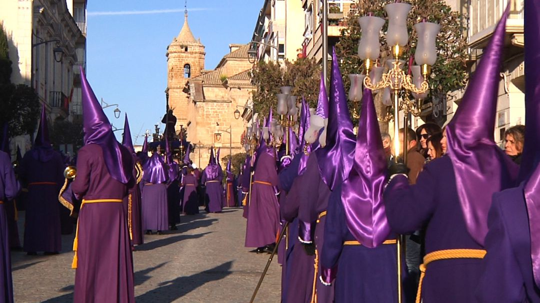 Penitentes de Jesús Nazareno a su paso por la Corredera de San Fernando Penitentes de Jesús Nazareno a su paso por la Corredera de San Fernando