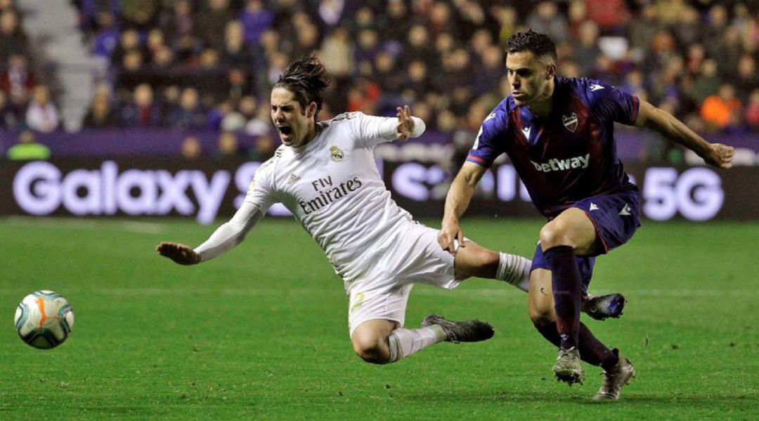 Bruno disputa un balón con Isco Bruno disputa un balón con Isco