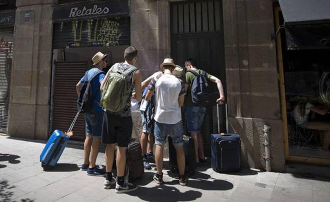 Un grupo de jóvenes se dispone a entrar en un apartamento turístico Un grupo de jóvenes se dispone a entrar en un apartamento turístico