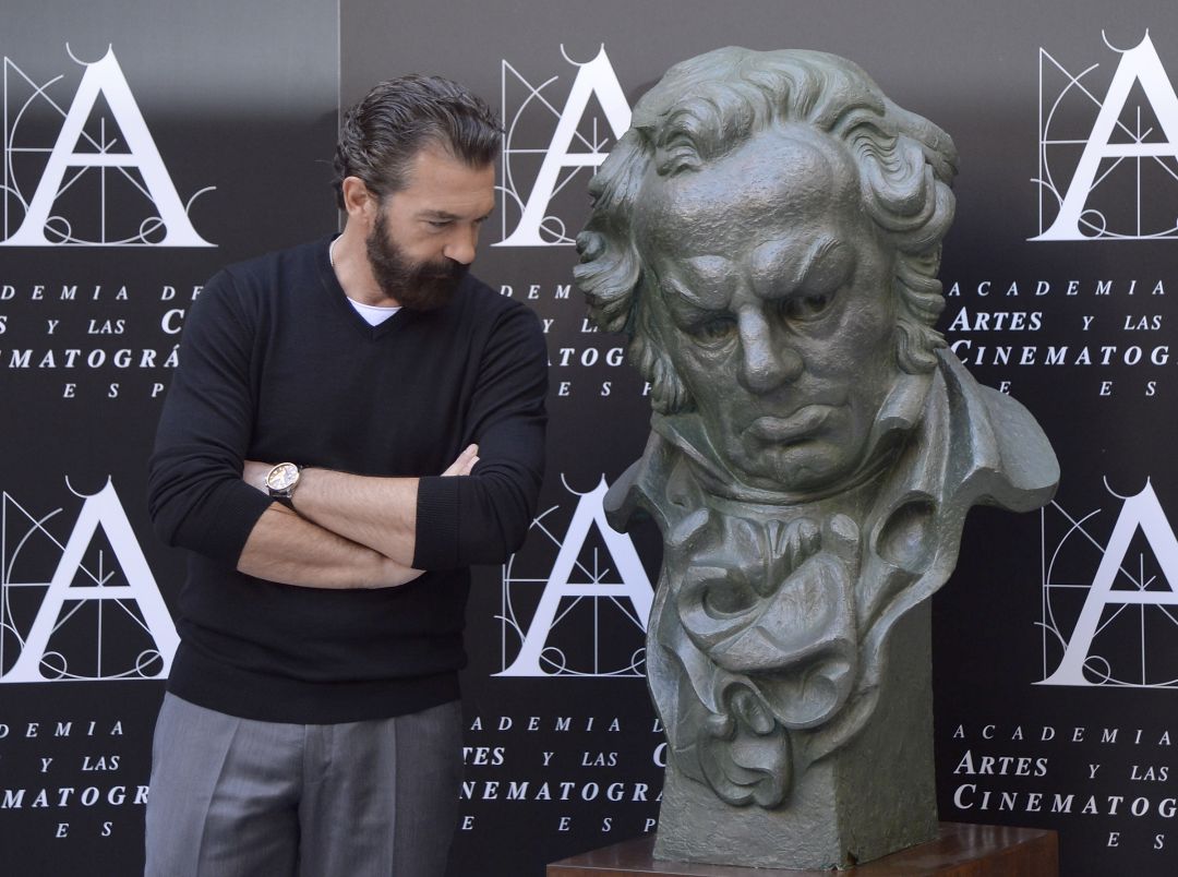Foto de archivo de Antonio Banderas con una replica de un premio Goya en 2019 Foto de archivo de Antonio Banderas con una replica de un premio Goya en 2019