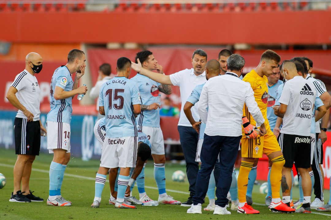 Oscar da instrucciones a sus futbolistas durante la pausa de hidratación Oscar da instrucciones a sus futbolistas durante la pausa de hidratación
