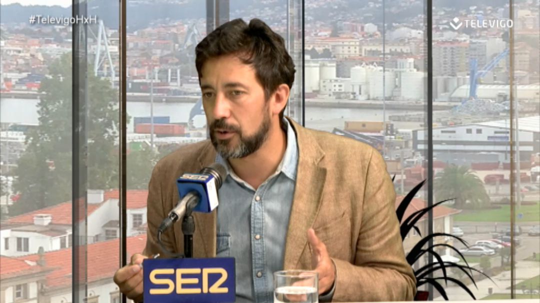 Antón Gómez-Reino en el plató de Televigo Antón Gómez-Reino en el plató de Televigo