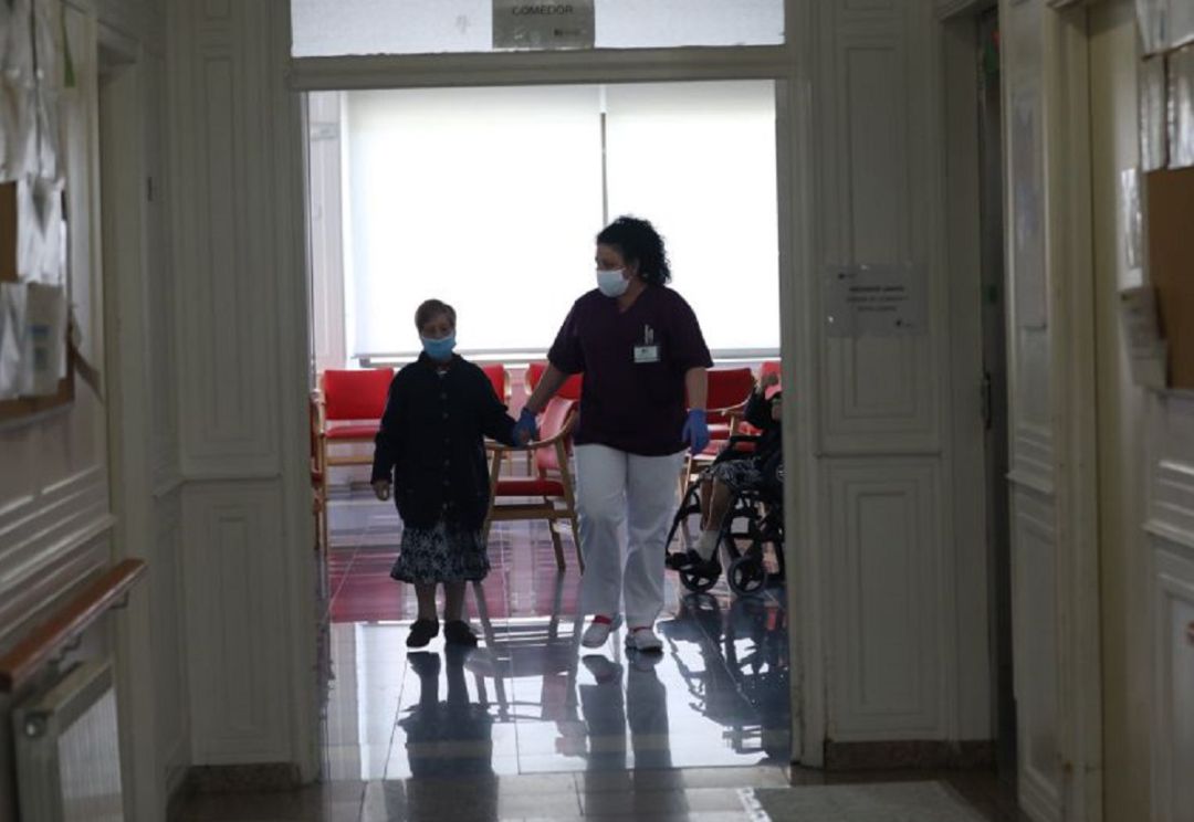 Anciana y cuidadora en una residencia Anciana y cuidadora en una residencia