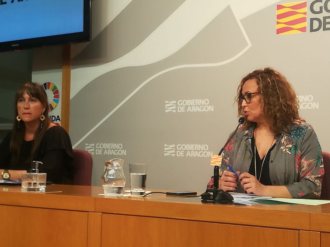 De izquierda a derecha, con consejera de Sanidad, Sira Repollés, y la de Presidencia, Mayte Pérez, durante una rueda de prensa De izquierda a derecha, con consejera de Sanidad, Sira Repollés, y la de Presidencia, Mayte Pérez, durante una rueda de prensa