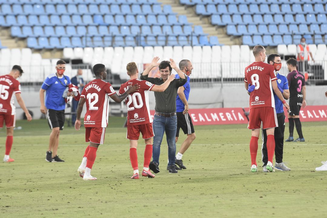 Mario Silva se abraza a los jugadores tras ganar al Sporting. Mario Silva se abraza a los jugadores tras ganar al Sporting.