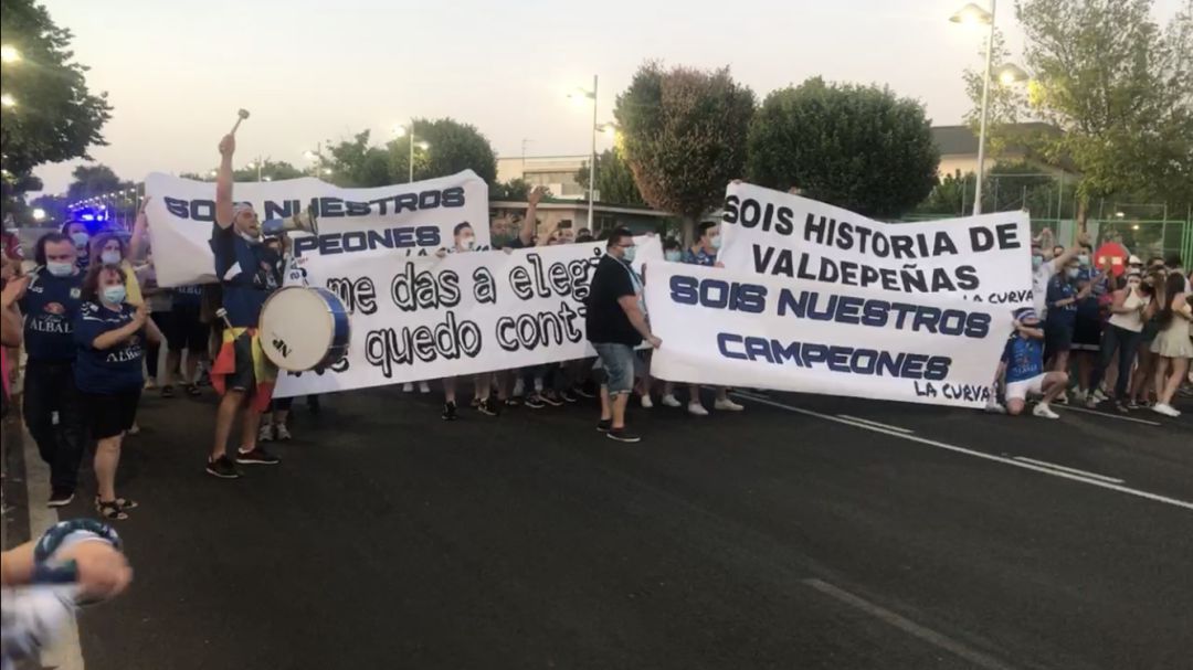 Imagen del recibimiento de cerca de 200 aficionados del Viña Albali Valdepeñas a su equipo, tras lograr el Subcampeonato de Liga Imagen del recibimiento de cerca de 200 aficionados del Viña Albali Valdepeñas a su equipo, tras lograr el Subcampeonato de Liga
