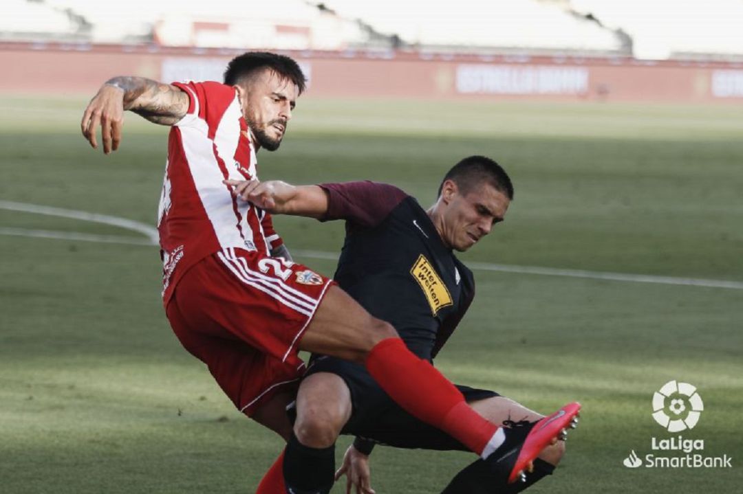Djurdjevic y Costas pugnan durante el Almería-Sporting Djurdjevic y Costas pugnan durante el Almería-Sporting