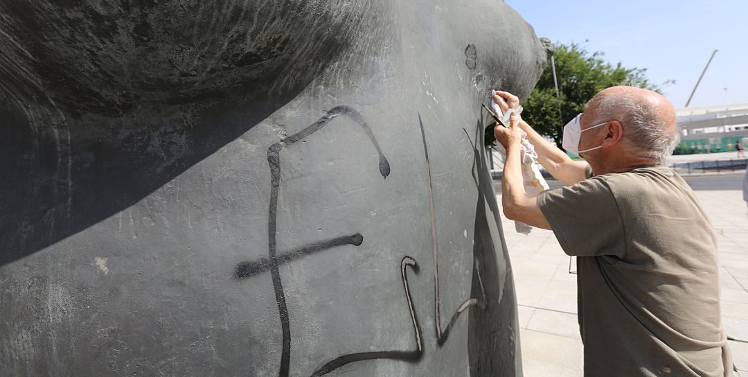 El pintor y escultor Antonio López repara una pintada sobre La Mujer de Coslada El pintor y escultor Antonio López repara una pintada sobre La Mujer de Coslada