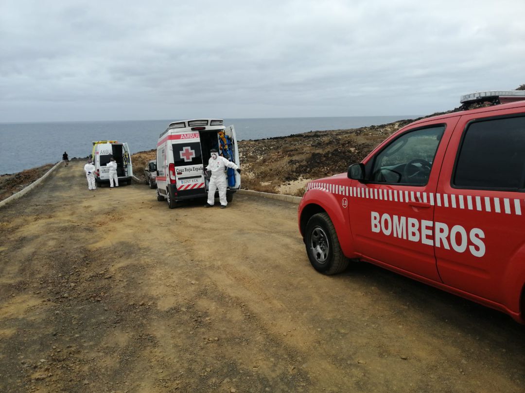 Efectivos de Cruz Roja Lanzarote y de los bomberos en el Charco del Palo para atender a los migrantes llegados en patera. Efectivos de Cruz Roja Lanzarote y de los bomberos en el Charco del Palo para atender a los migrantes llegados en patera.