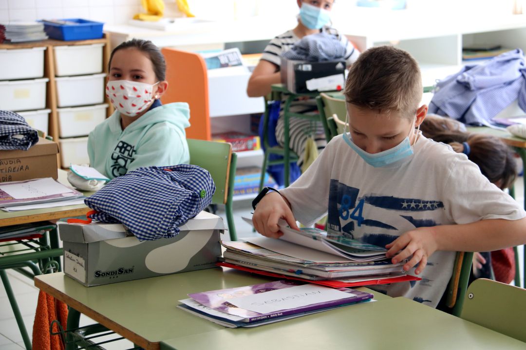 Un alumne de l'institut-escola Sant Jordi de Navàs recull les seves coses de l'aula Un alumne de l'institut-escola Sant Jordi de Navàs recull les seves coses de l'aula