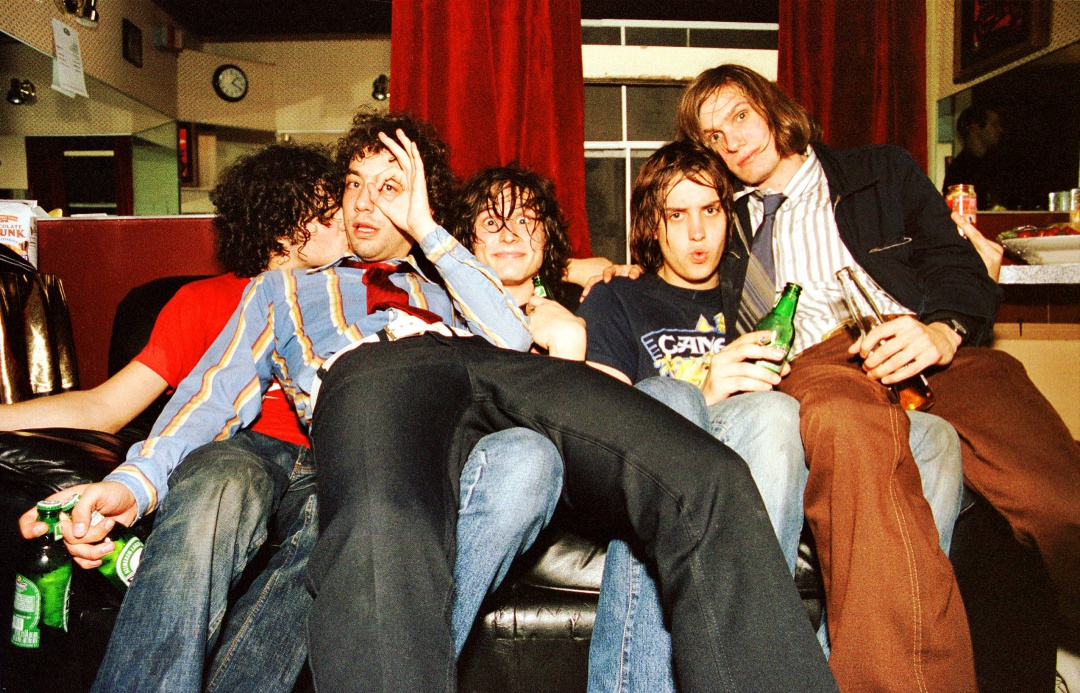 The Strokes posan en el camerino de un concierto de la banda en California The Strokes posan en el camerino de un concierto de la banda en California