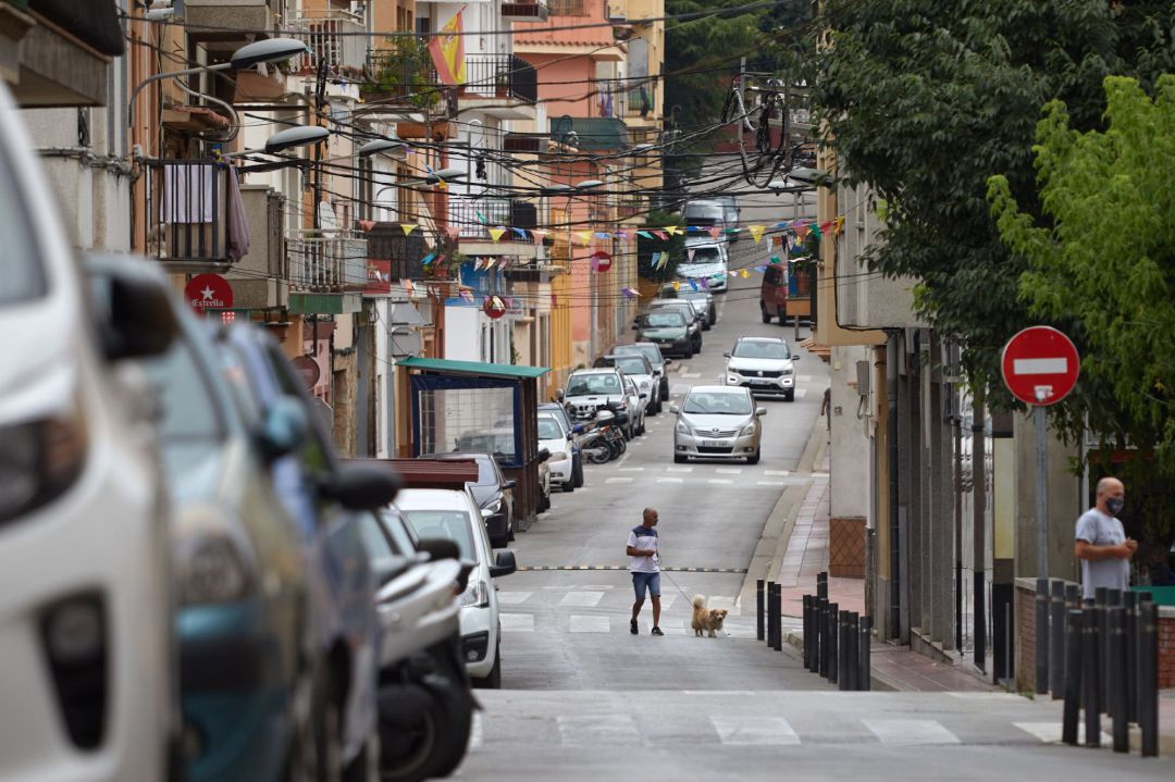 Aspecto de la calle Valencia en Sant Feliu de Guíxols (Girona), donde un hombre atacó ayer a su mujer y a su hija de cinco años con sosa cáustica. Aspecto de la calle Valencia en Sant Feliu de Guíxols (Girona), donde un hombre atacó ayer a su mujer y a su hija de cinco años con sosa cáustica.