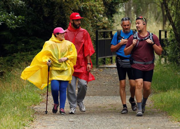 Un grupo de peregrinos de Barcelona y Sevilla, recorren el Camino de Santiago, a la altura de Melide (Coruña), en el día que abren oficialmente los albergues, tras la pandemia del coronavirus. Un grupo de peregrinos de Barcelona y Sevilla, recorren el Camino de Santiago, a la altura de Melide (Coruña), en el día que abren oficialmente los albergues, tras la pandemia del coronavirus.