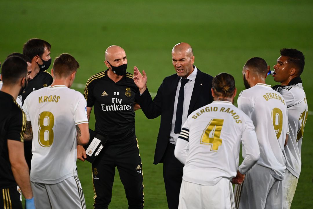 Zidane, dando instrucciones a los jugadores del Real Madrid en el partido contra el Getafe Zidane, dando instrucciones a los jugadores del Real Madrid en el partido contra el Getafe