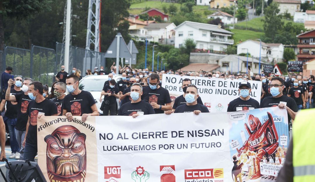 Trabajadores de Nissan Barcelona con pancartas ante la fábrica de la compañía en Los Corrales de Buelna, Cantabria. Trabajadores de Nissan Barcelona con pancartas ante la fábrica de la compañía en Los Corrales de Buelna, Cantabria.