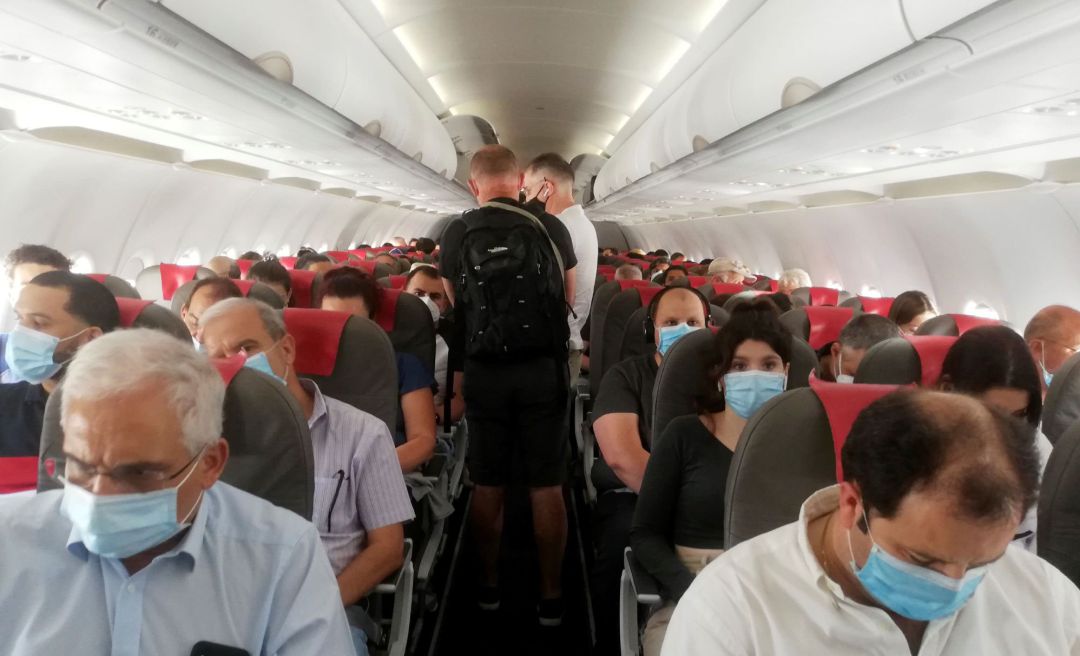 Varios pasajeros se acomodan antes del despegue de un vuelo en el aeropuerto Adolfo Suárez-Barajas en Madrid, este jueves Varios pasajeros se acomodan antes del despegue de un vuelo en el aeropuerto Adolfo Suárez-Barajas en Madrid, este jueves