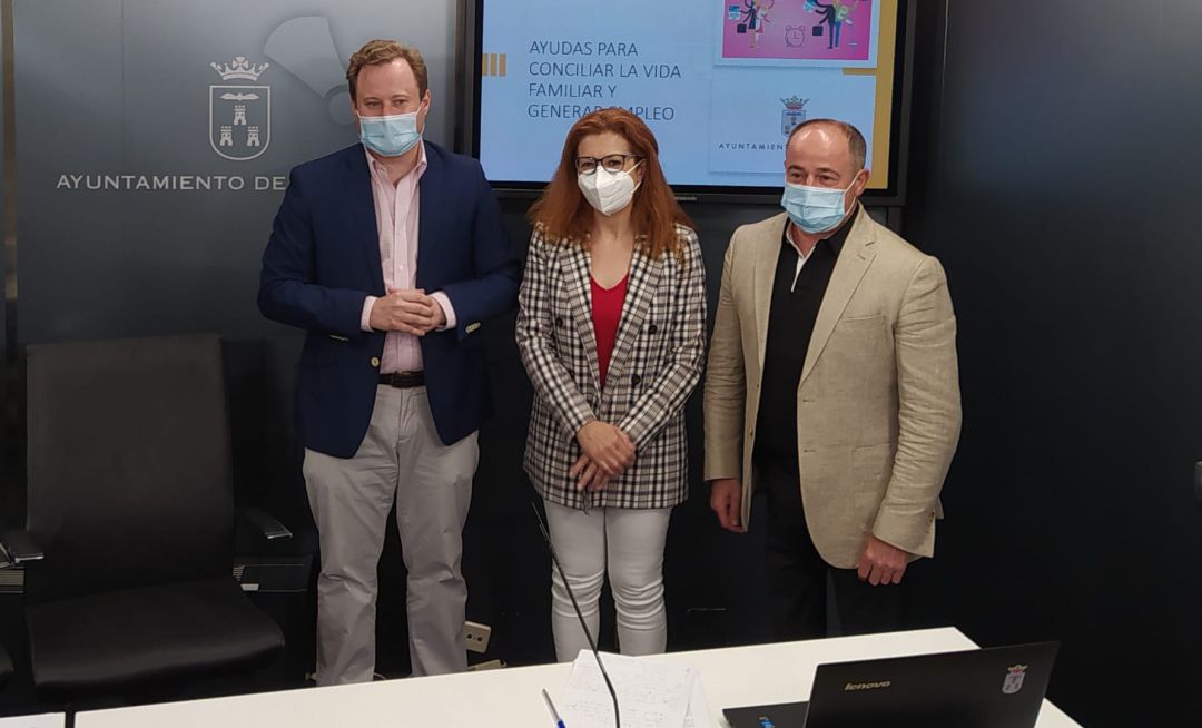 El alcalde Casañ, la concejala de atención a las personas García y el vicealcalde Sáez en la presentación de la línea de ayudas El alcalde Casañ, la concejala de atención a las personas García y el vicealcalde Sáez en la presentación de la línea de ayudas