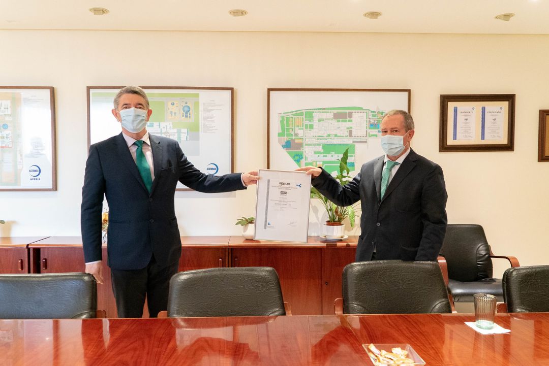 Un momento del acto. Un momento del acto.