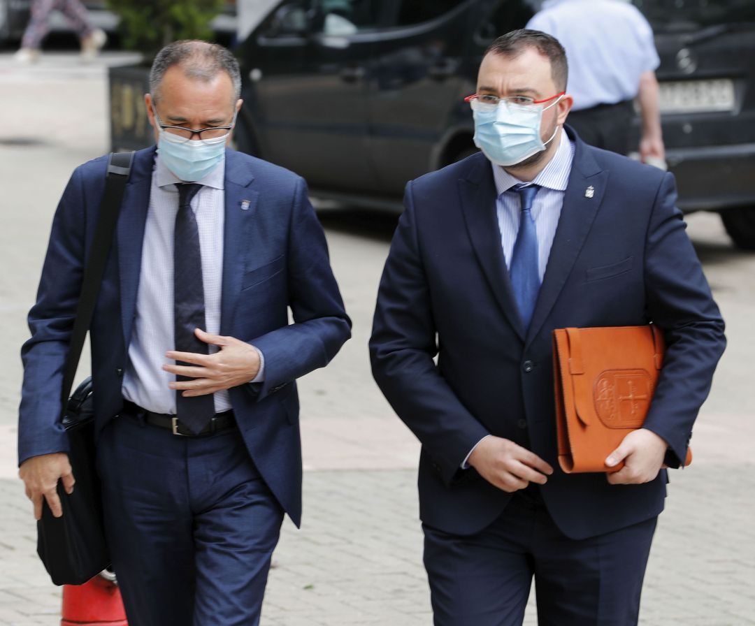 El presidente del Principado, Adrián Barbón, y el consejero de Salud, Pablo Fernández, se dirigen a la sede de la presindencia para comparecer ante los medios ante un nuevo caso de coronavirus en Asturias El presidente del Principado, Adrián Barbón, y el consejero de Salud, Pablo Fernández, se dirigen a la sede de la presindencia para comparecer ante los medios ante un nuevo caso de coronavirus en Asturias