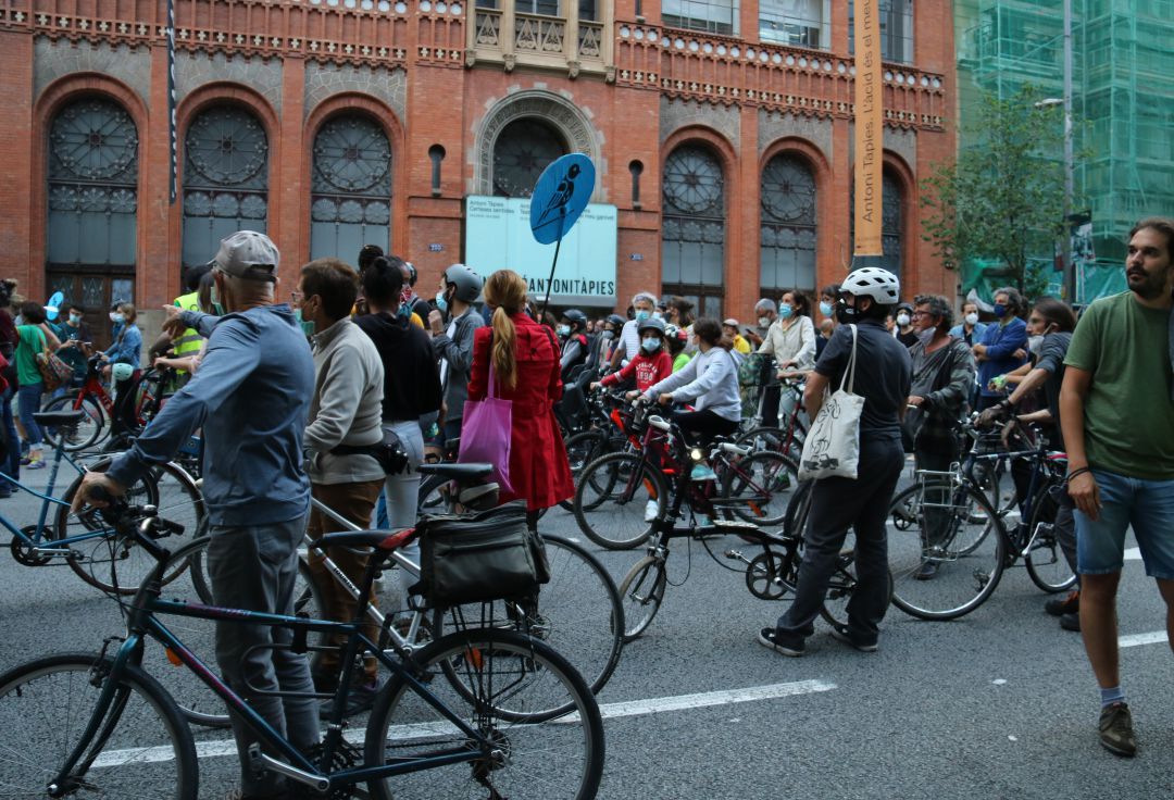 Desenes de ciclistes manifestant-se contra el tràfic al carrer Aragó el darrer 11 de juny Desenes de ciclistes manifestant-se contra el tràfic al carrer Aragó el darrer 11 de juny