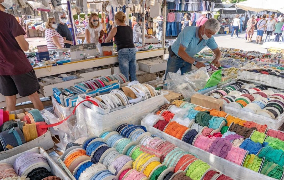 Vuelven los puestos ambulantes de textil al mercado de abastos de Ponferrada Vuelven los puestos ambulantes de textil al mercado de abastos de Ponferrada