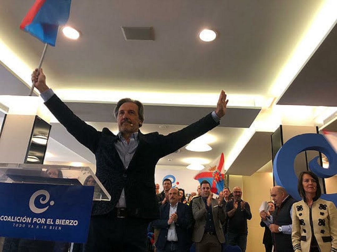 Pedro Muñoz en primera plano y su mujer,Raquel Díaz, en segundo plano Pedro Muñoz en primera plano y su mujer,Raquel Díaz, en segundo plano