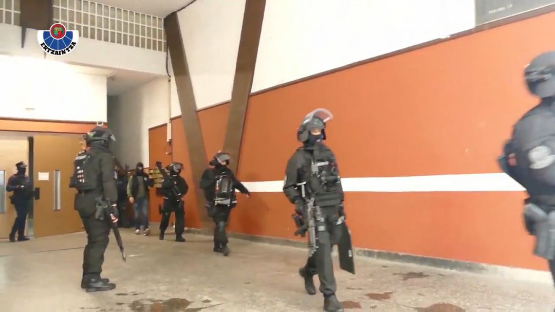 Equipo de la Ertzaintza que intervino en la última operación contra la trata de mujeres Equipo de la Ertzaintza que intervino en la última operación contra la trata de mujeres