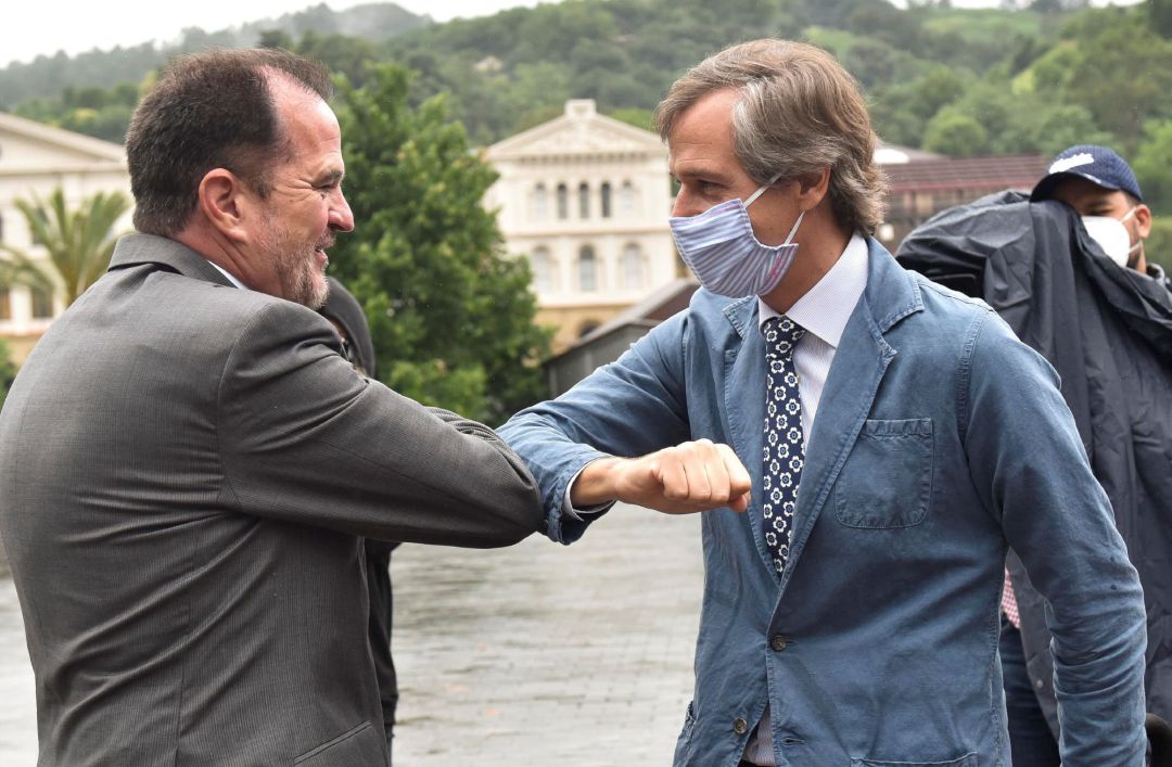 El candidato de PP+Cs a lehendakari, Carlos Iturgaiz (i), y el vicesecretario de Política Territorial del Partido Popular, Antonio González Terol (d), han intervenido este jueves en un acto electoral en Bilbao. El candidato de PP+Cs a lehendakari, Carlos Iturgaiz (i), y el vicesecretario de Política Territorial del Partido Popular, Antonio González Terol (d), han intervenido este jueves en un acto electoral en Bilbao.