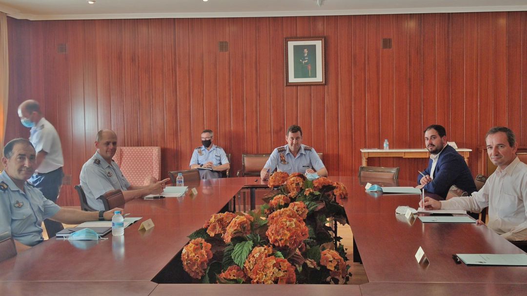 Primera reunión de coordinación entre el Ayuntamiento de Los Alcázares, la Academia General del Aire y el Ministerio de Defensa, en la que se trataron distintos asuntos como la cesión para el uso de distintas instalaciones militares de la Base Militar del municipio Primera reunión de coordinación entre el Ayuntamiento de Los Alcázares, la Academia General del Aire y el Ministerio de Defensa, en la que se trataron distintos asuntos como la cesión para el uso de distintas instalaciones militares de la Base Militar del municipio