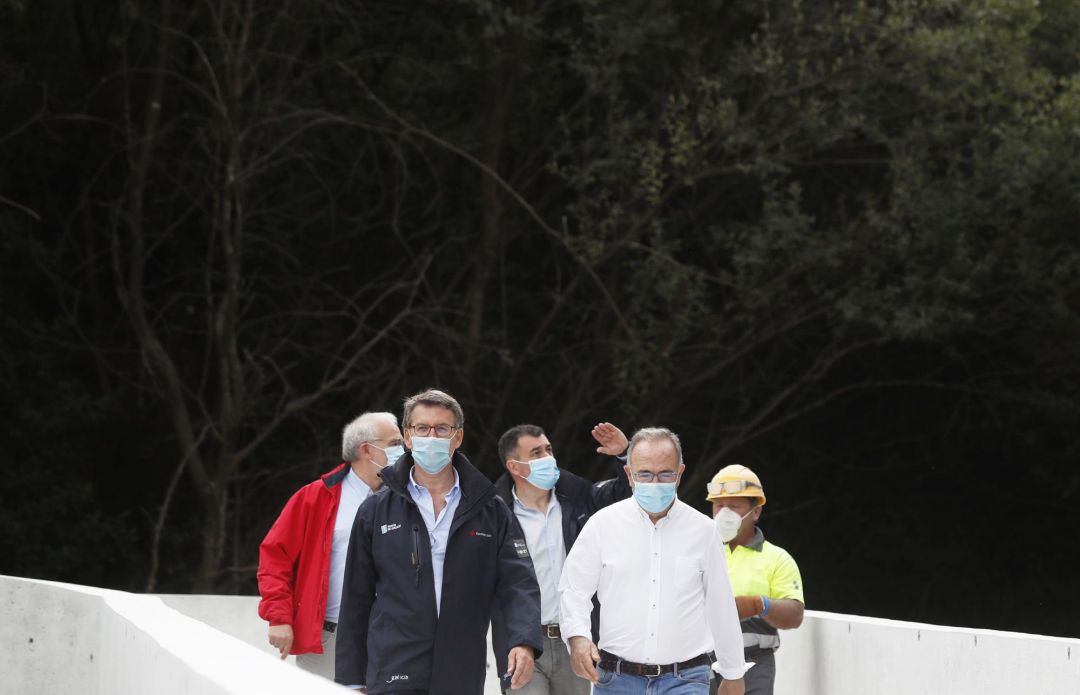 El presidente de la Xunta, Alberto Núñez Feijóo (i) y el alcalde de Santiago de Compostela, Xosé Sánchez Bugallo (d) recorren el último tramo del camino, en una nueva rampa adaptada y en obras de mejora, con motivo de la apertura de la ruta tras la pandemia, este miércoles en Santiago de Compostela. El presidente de la Xunta, Alberto Núñez Feijóo (i) y el alcalde de Santiago de Compostela, Xosé Sánchez Bugallo (d) recorren el último tramo del camino, en una nueva rampa adaptada y en obras de mejora, con motivo de la apertura de la ruta tras la pandemia, este miércoles en Santiago de Compostela.