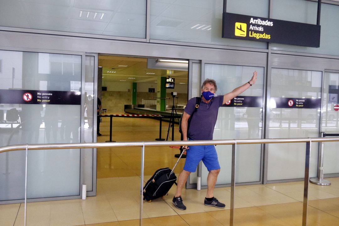 Un passatger del vol procedent d'Eindhoven saluda a l'aeroport de Girona Un passatger del vol procedent d'Eindhoven saluda a l'aeroport de Girona