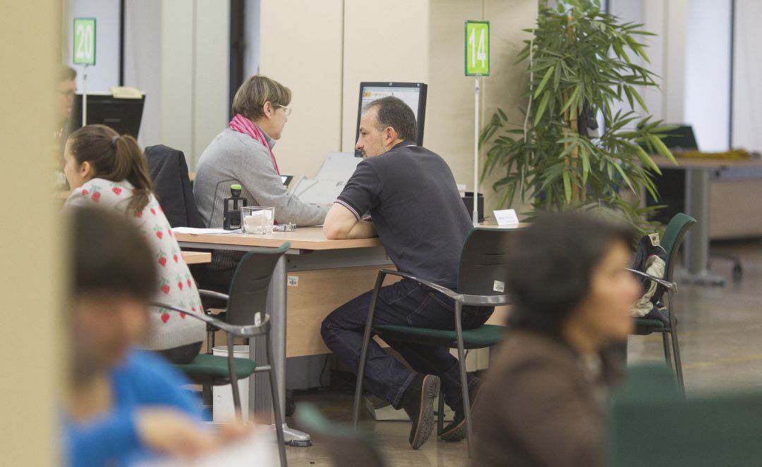 Una persona es atendida en una Oficina de Empleo. Una persona es atendida en una Oficina de Empleo.