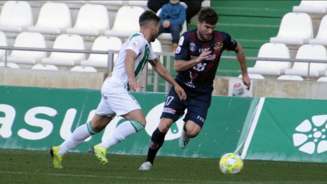 Iñigo Alayeto conduce el esférico durante la visita del Yeclano a El Arcángel Iñigo Alayeto conduce el esférico durante la visita del Yeclano a El Arcángel
