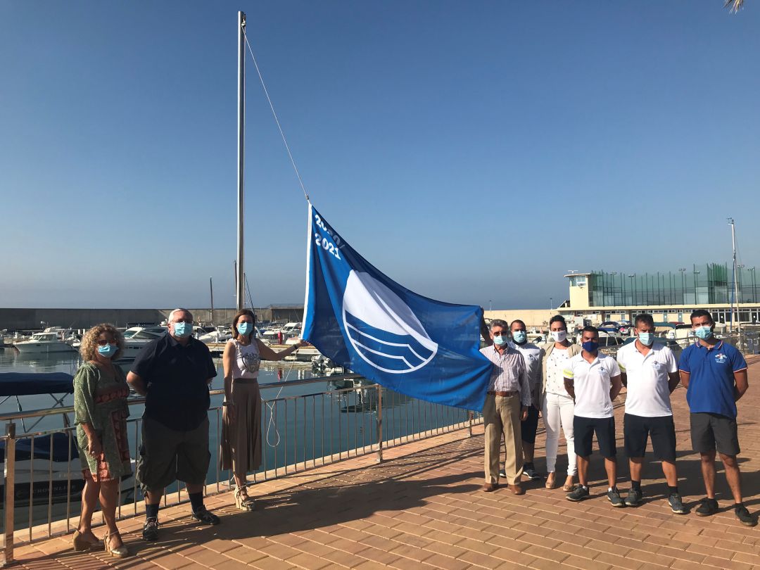 Águilas ya luce sus banderas azules en playas y puertos deportivos Águilas ya luce sus banderas azules en playas y puertos deportivos
