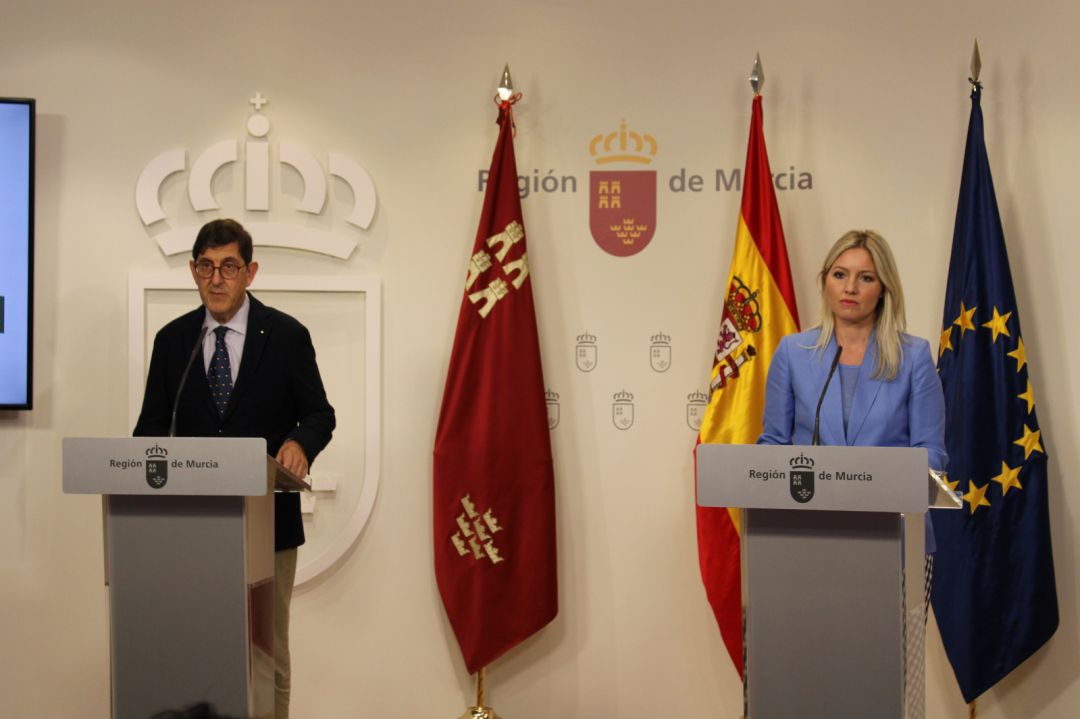 Manuel Villegas y Ana Martínez Vidal, en rueda de prensa tras la reunión del Consejo de Gobierno Manuel Villegas y Ana Martínez Vidal, en rueda de prensa tras la reunión del Consejo de Gobierno