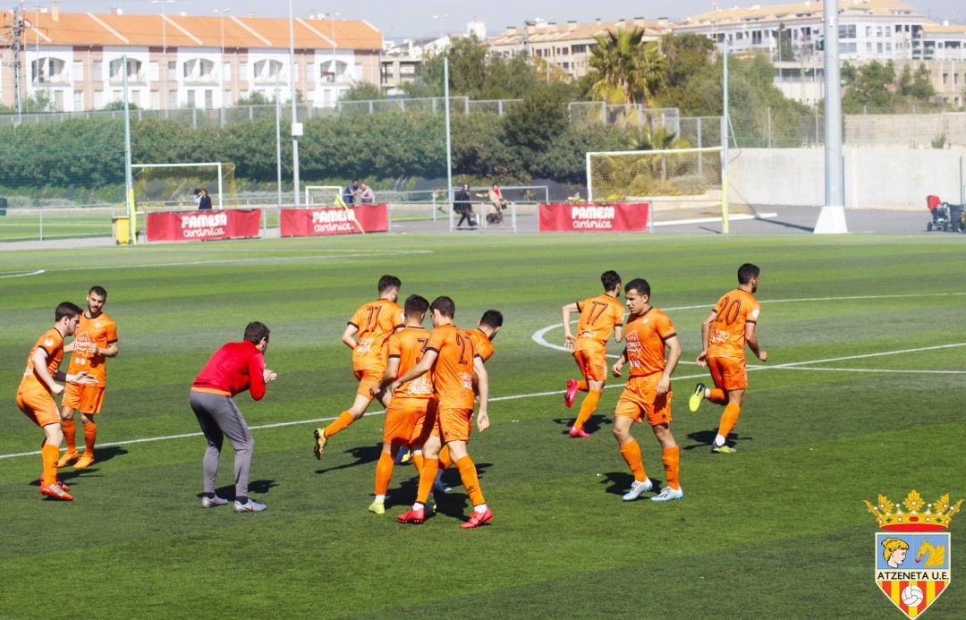 Jugadors de l'Atzeneta UE escalfen al descans Jugadors de l'Atzeneta UE escalfen al descans