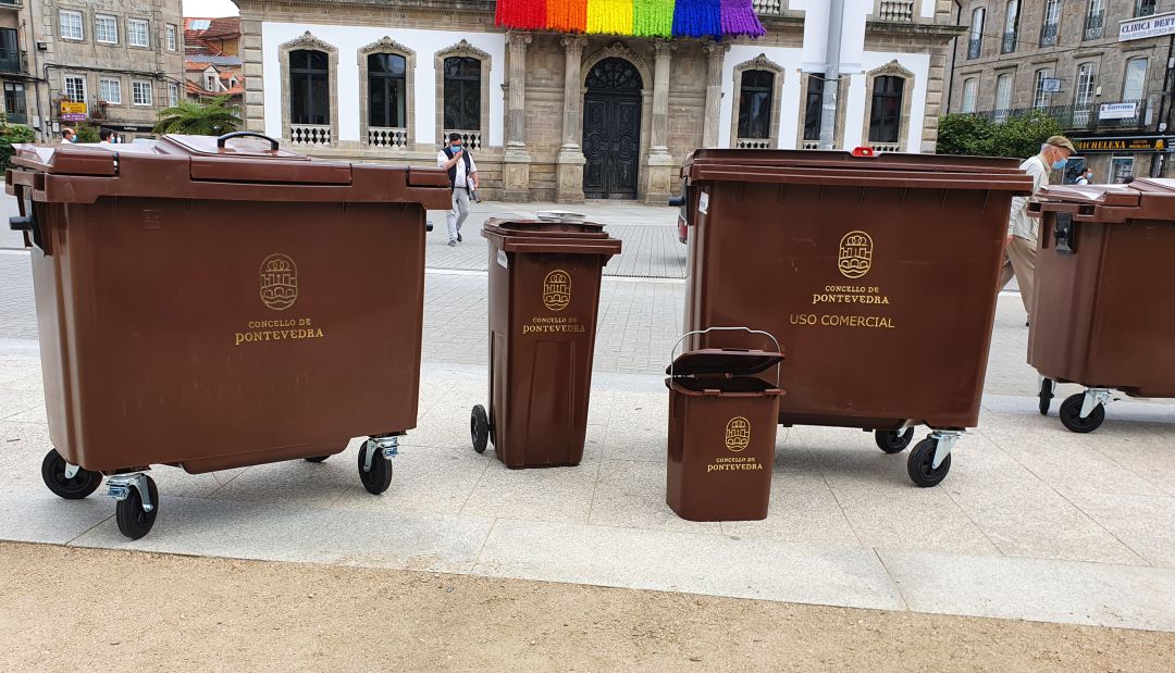 Presentación de los contenedores marrones que se instalarán en el centro histórico de Pontevedra y en la periferia Presentación de los contenedores marrones que se instalarán en el centro histórico de Pontevedra y en la periferia