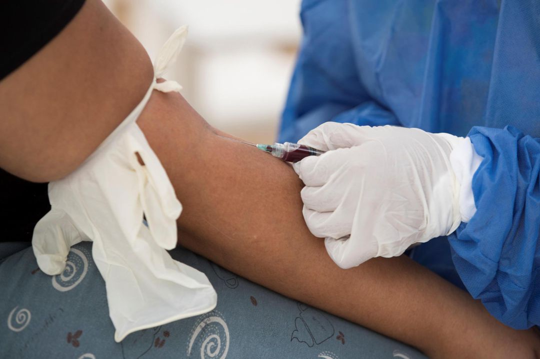 Un sanitario realiza una extracción de sangre a un paciente Un sanitario realiza una extracción de sangre a un paciente