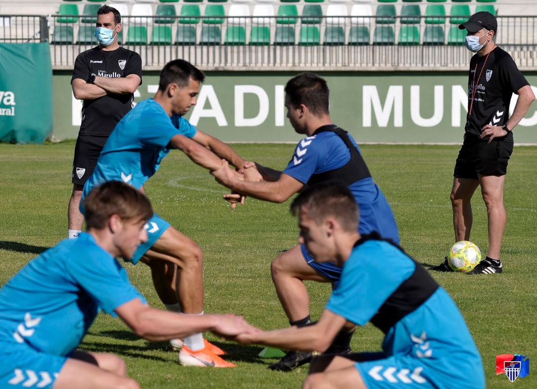 Manu González (izquierda) y Ramsés Gil observan un entrenamiento de la Gimnástica Segoviana Manu González (izquierda) y Ramsés Gil observan un entrenamiento de la Gimnástica Segoviana