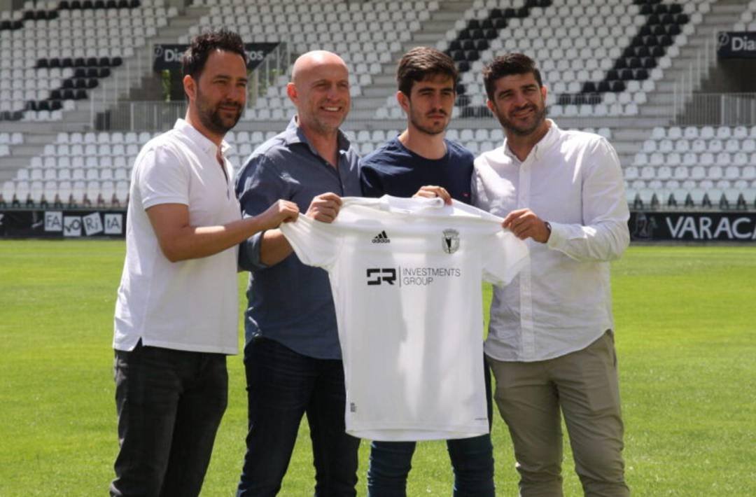 Alberto Ginés, segundo por la derecha, en la presentación del nuevo cuerpo técnico del Burgos CF con Julián Calero como entrenador Alberto Ginés, segundo por la derecha, en la presentación del nuevo cuerpo técnico del Burgos CF con Julián Calero como entrenador