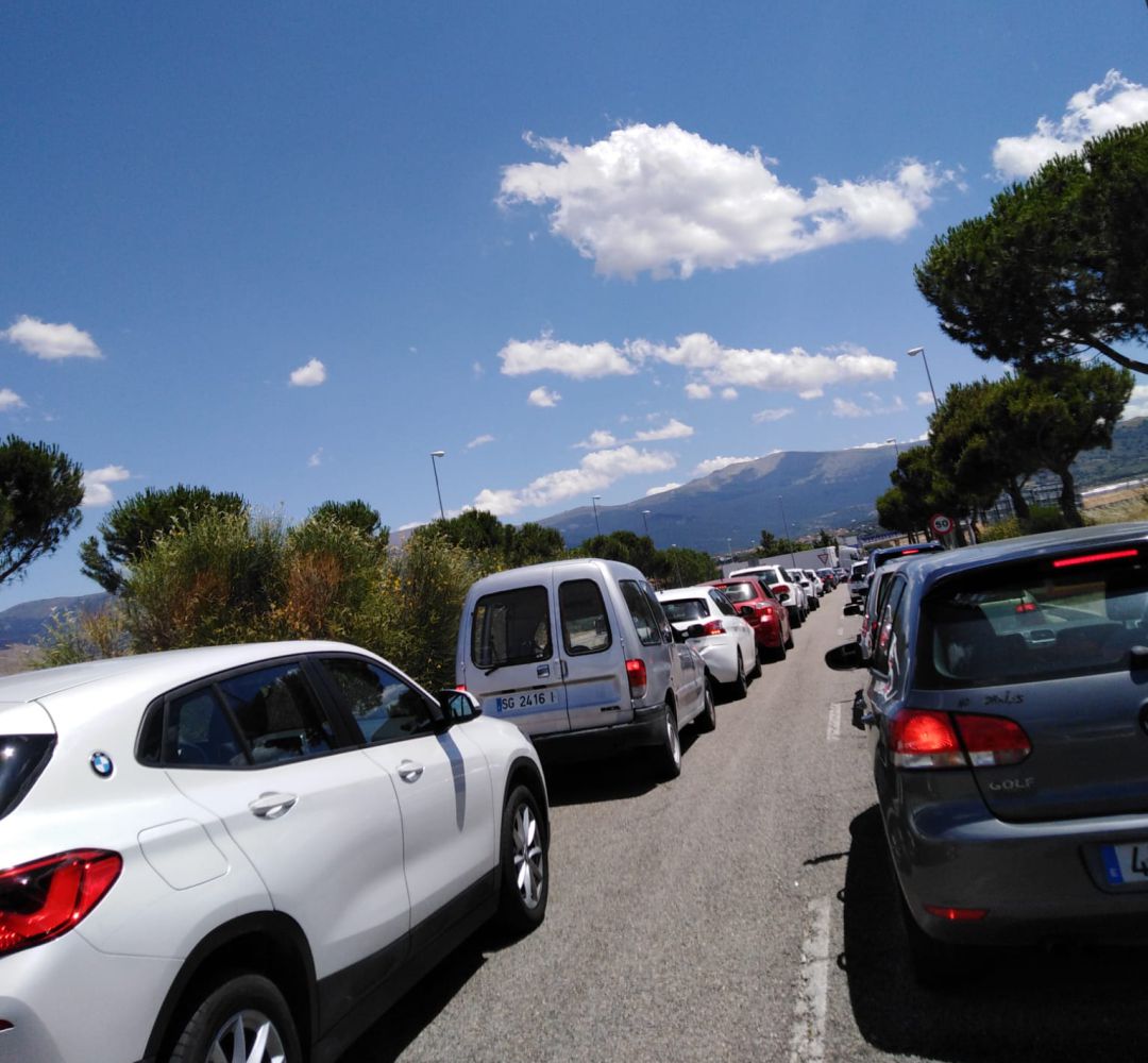 Atascos a primera hora de la tarde de hoy en la carretera de La Granja por las obras de asfaltado Atascos a primera hora de la tarde de hoy en la carretera de La Granja por las obras de asfaltado