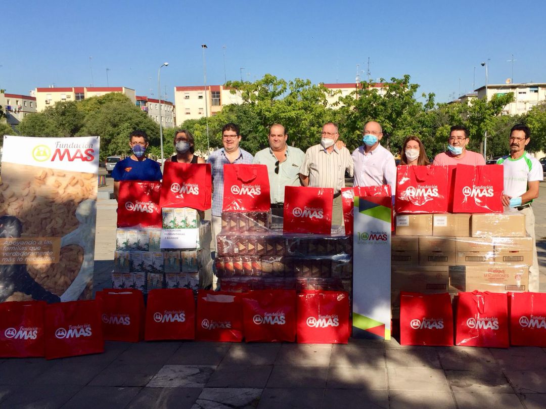 Con esta donación, Grupo MAS y Fundación MAS llevan entregados 25.000 kilos de alimentos con los que se ha podido atender las necesidades de alrededor de 3.000 familias. Con esta donación, Grupo MAS y Fundación MAS llevan entregados 25.000 kilos de alimentos con los que se ha podido atender las necesidades de alrededor de 3.000 familias.