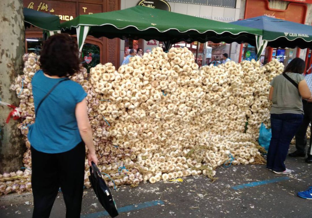 Un puesto en la Feria del Ajo del pasado año Un puesto en la Feria del Ajo del pasado año