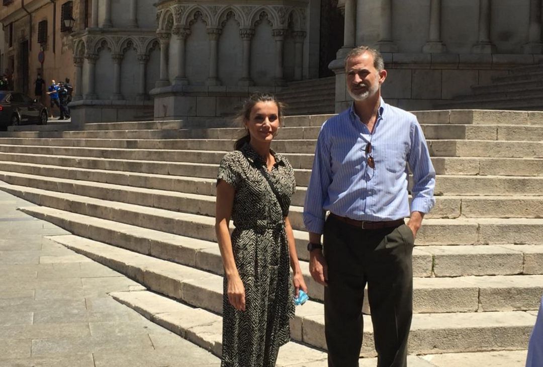 Los reyes de España en la plaza Mayor de Cuenca durante la visita del 2 de julio de 2020. Los reyes de España en la plaza Mayor de Cuenca durante la visita del 2 de julio de 2020.