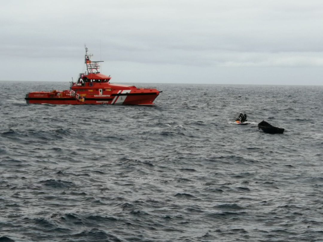 Salvamento Marítimo remolcando la patera llegada al Charco del Palo el pasado martes. Salvamento Marítimo remolcando la patera llegada al Charco del Palo el pasado martes.
