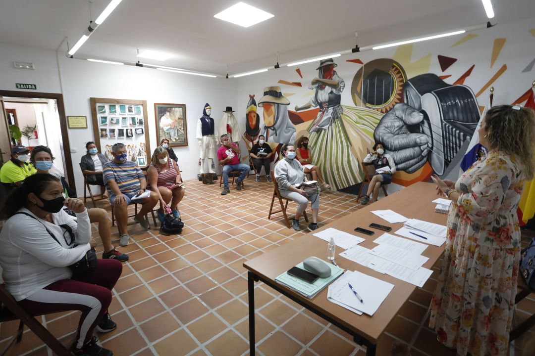 Un momento de la reunión entre la concejal Sara Bermúdez y reprensentantes de las asociaciones protectoras de animales. Un momento de la reunión entre la concejal Sara Bermúdez y reprensentantes de las asociaciones protectoras de animales.