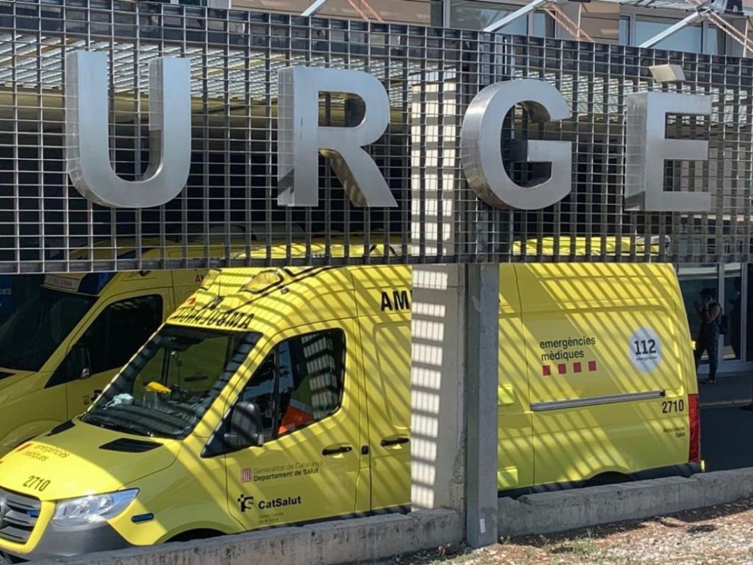 Una ambulancia en un hospital de Lleida en una imagen de archivo Una ambulancia en un hospital de Lleida en una imagen de archivo