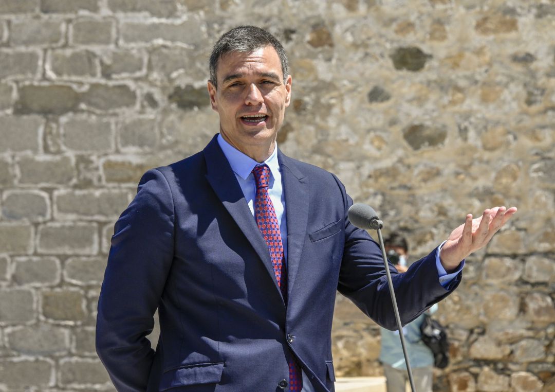 Spanish President of the Government Pedro Sánchez talks to journalists at the end of the ceremony of border reopening in Elvas Castle Spanish President of the Government Pedro Sánchez talks to journalists at the end of the ceremony of border reopening in Elvas Castle