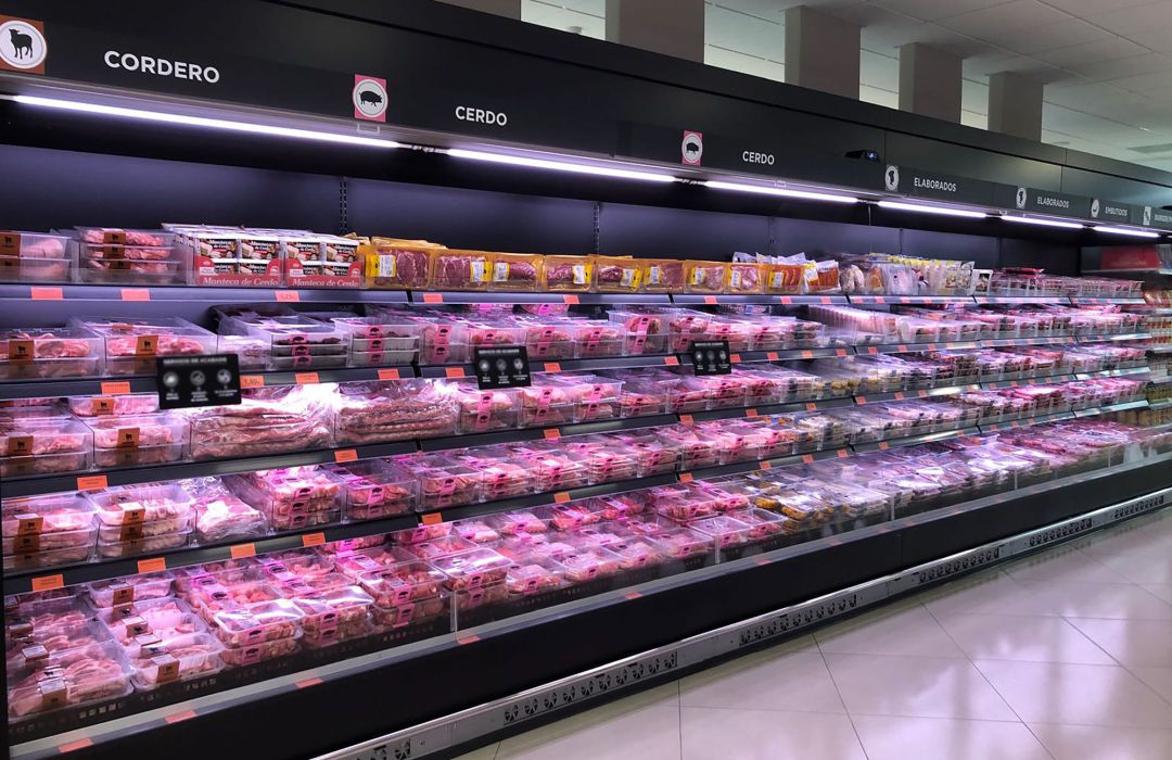 Imagen del pasillo de la carne fresca en un supermercado. Imagen del pasillo de la carne fresca en un supermercado.