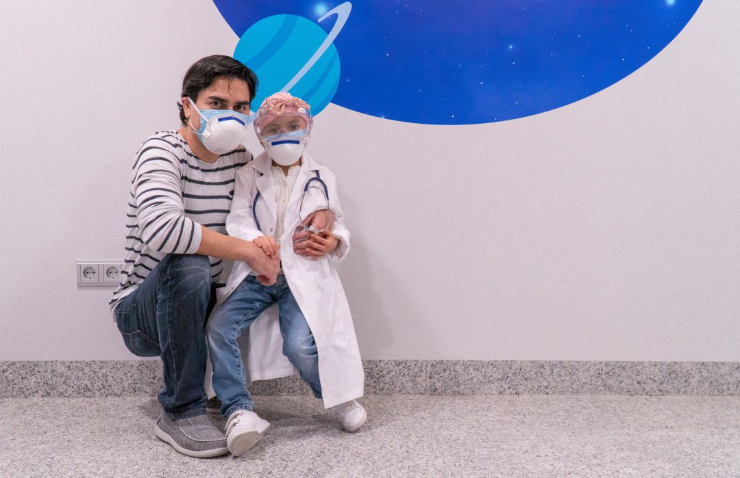 Ahinara, la pequeña de seis años procedente de Ecuador que ha sido tratada con protonterapia de un tumor cerebral en la Clínica Universidad de Navarra
Ahinara, la pequeña de seis años procedente de Ecuador que ha sido tratada con protonterapia de un tumor cerebral en la Clínica Universidad de Navarra